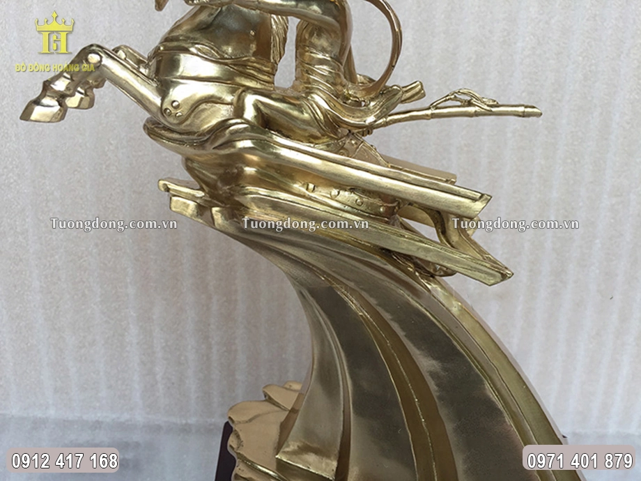 Toàn bộ bề mặt được làm màu uy nghiêm